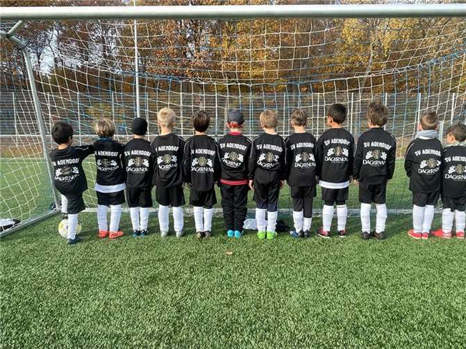 Zusätzlich hat die Mannschaft von Vivien Greber, Mitglied des Vorstandes der DAGERNOVA Weinmanufaktur aus Ahrweiler, einen Satz „Pullover“ für die jetzt anbrechende kalte Jahreszeit erhalten.