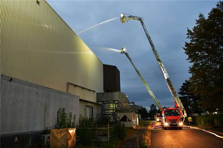 Zusätzlich kam es im ehemaligen Kraftwerk Mülheim-Kärlich zu einem Brandeinsatz im Außenbereich, den die Löschzüge Mülheim-Kärlich und Weißenthurm bewältigten.