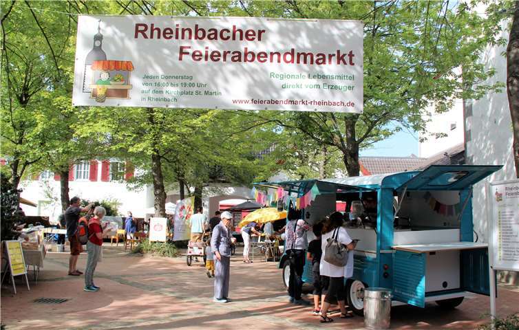 Zusätzlich zu den regulären Angeboten bereicherten der Bücherflohmarkt von Rheinbach liest e.V., ein Eiswagen und ....Fotos: Beate Behrendt-Weiß