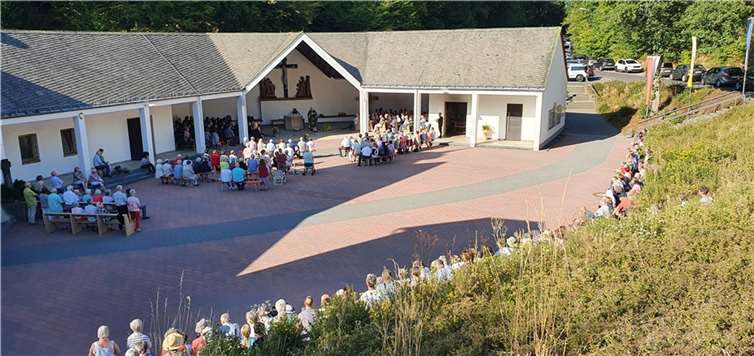 Zusätzliche Bänke mussten herbeigeschafft werden, um möglichst allen eine Sitzgelegenheit im Schatten zu geben. Foto: Kathrin Simon