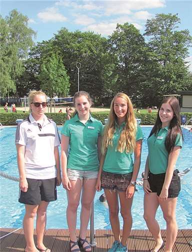 Zusätzlichen Spaß während der Sommerferien bietet das Animationsprogramm: Ronja Petersen vom Nettebad-Team sowie drei Mitglieder des Animationsteams, Hannah Werner, Luisa Geisbüsch und Chantal Franz. privat