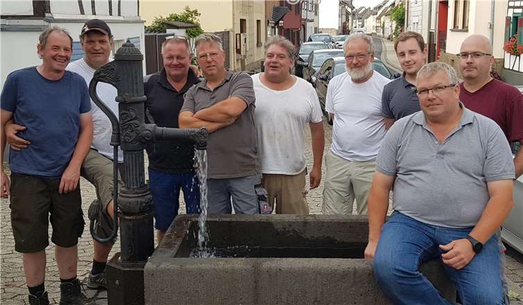 Zusammen brachten die Löhndorfer den Brunnen wieder auf Vordermann. Foto: privat