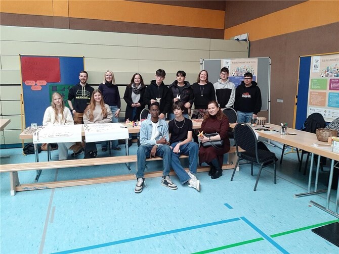 Zusammen für ein offenes Miteinander – Schüler*innen und Lehrkräfte der BILA Sinzig am Tag der Demokratie. Besucher*innen gestalten Puzzleteile für ein buntes Gemeinschaftswerk.  Foto: BILA Sinzig