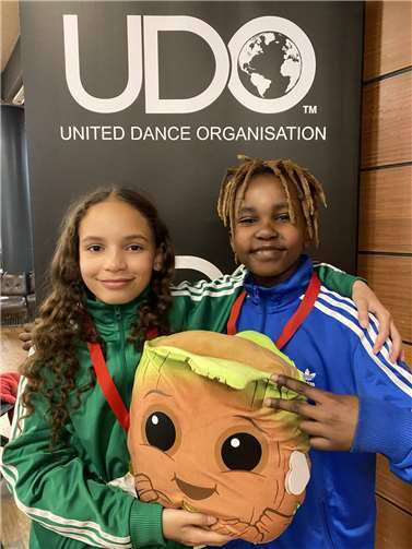 Zusammen gewannen Emma Pinger und Tyler Wambui im Duo U14 Advanced den 1. Platz.