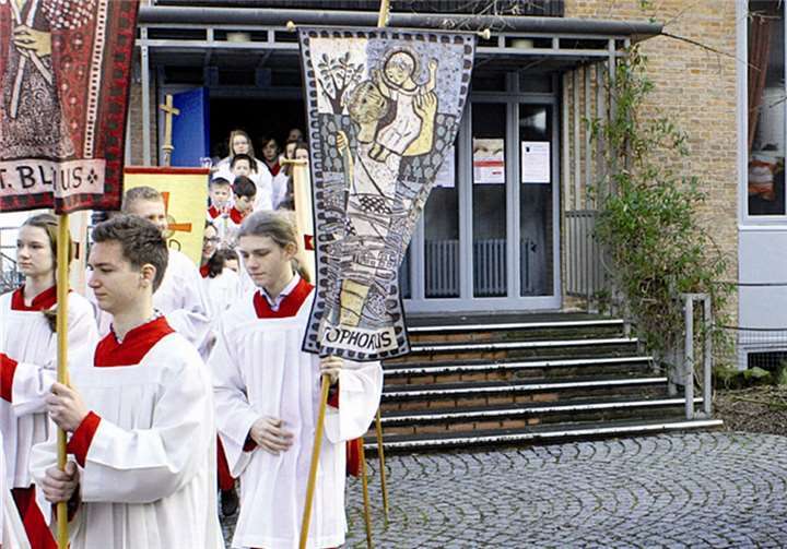 Zusammen mit Bischof Heiner Koch, Weihbischof Dominikus Schwaderlapp und Diakon Winfried Reers ließ der Jubilar die geistlichen Festgäste an sich vorbei ziehen.