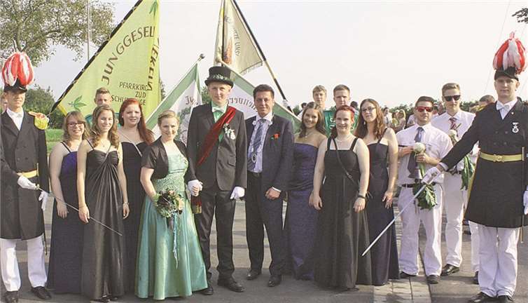 Zusammen mit Bürgerkönig Ralph Westermann präsentierten sich Paul Kuhn und Marion Schmitz, das Dattenberger Königspaar der Junggesellen. DL