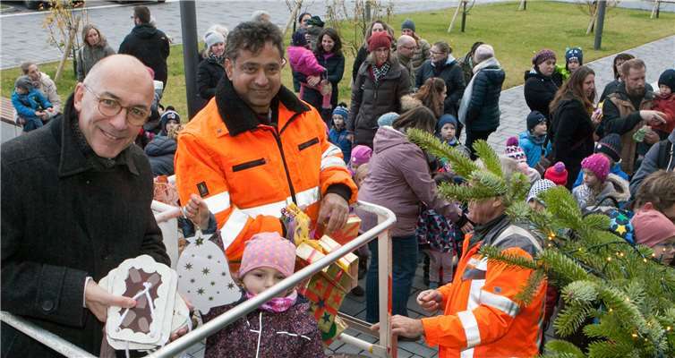 Zusammen mit Bürgermeister Bert Spilles schmückten die Kinder aus drei städtischen Kindertagesstätten den Weihnachtsbaum vor dem Eingang des Meckenheim Rathauses.JOST