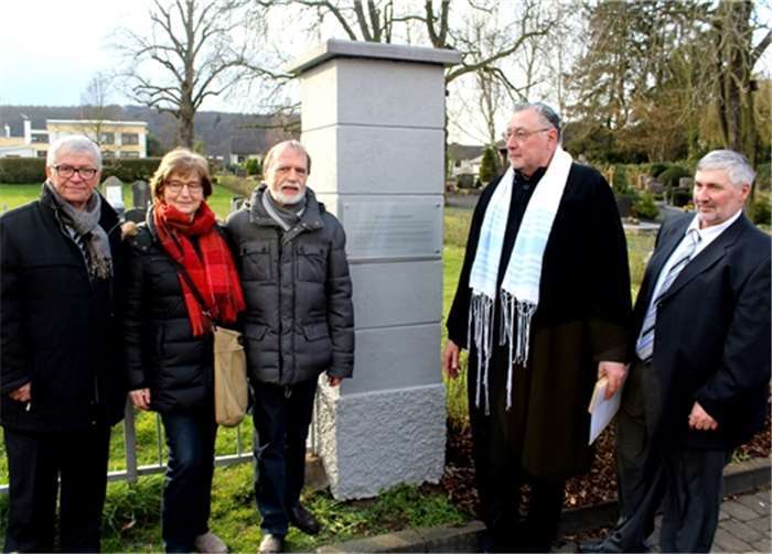 Zusammen mit Bürgermeister Gerhard Hausen, Josef Pasternack, Ulrich Zöphel weihte der Initiativkreis die Gedenktafel ein. -DL-