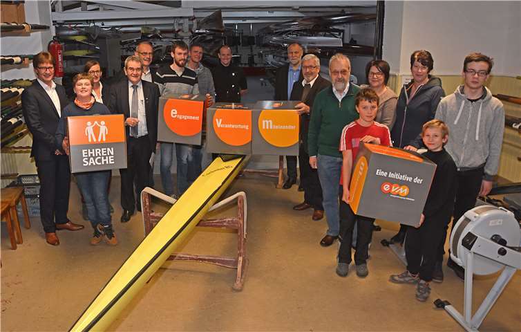 Zusammen mit Bürgermeister Helmut Probst übergeben Berthold Nick und Marian Schmidt als Vertreter der Netzgesellschaft in der evm-Gruppe die Spende an die begünstigten Vereine. Als Zusatzgeschenk gibt es noch neue Sitzwürfel. evm/Gassen