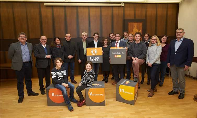 Zusammen mit Bürgermeister Michael Kessler übergeben Kommunalbetreuer Theo Schröder (r.) und Jürgen Zimmer (l.), Leiter Netzservice, die Spende aus der „evm-Ehrensache“ zusammen mit neuen Sitzwürfeln an die begünstigten Vereine.  evm/Frey