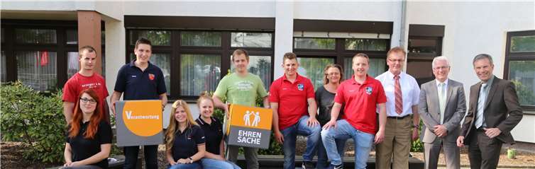 Zusammen mit Bürgermeister Volker Mendel übergibt Norbert Rausch den Spendenbetrag an die Vertreter der begünstigten Vereine. Zusätzlich zu der Geldspende gibt es neue evm-Sitzwürfel. evm.