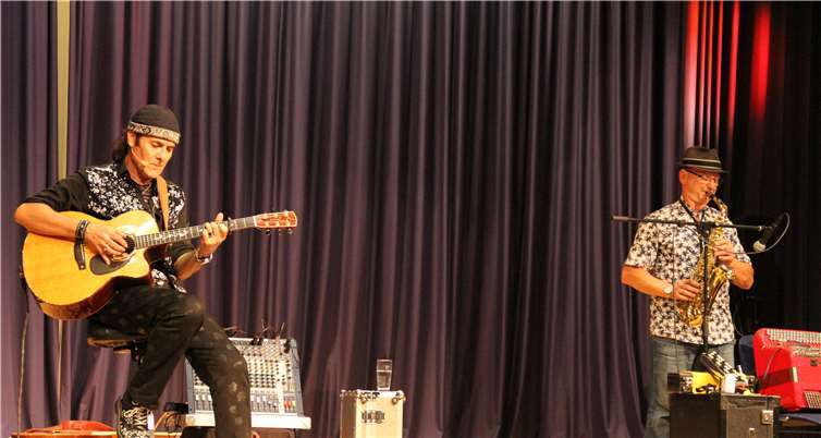 Zusammen mit Christian di Fantauzzi an Akkordeon und Saxophon schnürte Marcel Adam ein buntes Paket aus verschiedensten deutschen und französische Musikrichtungen. privat