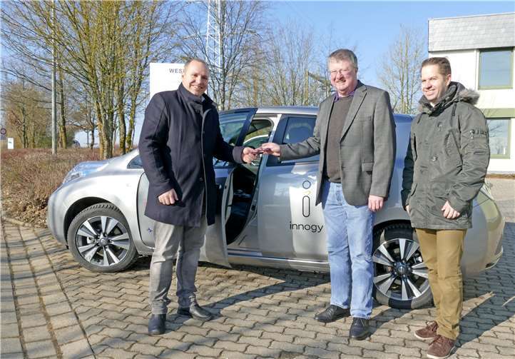 Zusammen mit Dirk Barbye (re.)vom Klimaschutzbündnis überreicht Kommunalbetreuer Thomas Hau (li.) von innogy den Schlüssel an Gewinner Peter Thielen für das Probefahren mit dem Elektroauto.innogy