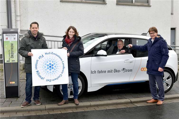 Zusammen mit Dirk Barbye und Carolin Elsenberger überreicht Berthold Nick Gewinner Anton Branz den Schlüssel für die Testwoche mit dem Elektroauto. evm/Seydel