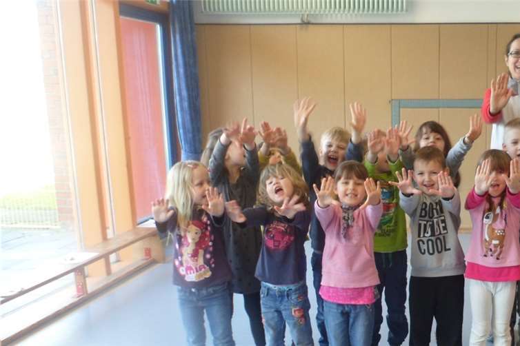 Zusammen mit Fachtrainerin Kristina Obermann übten die Kinder verschiedene Techniken der Selbstverteidigung. privat