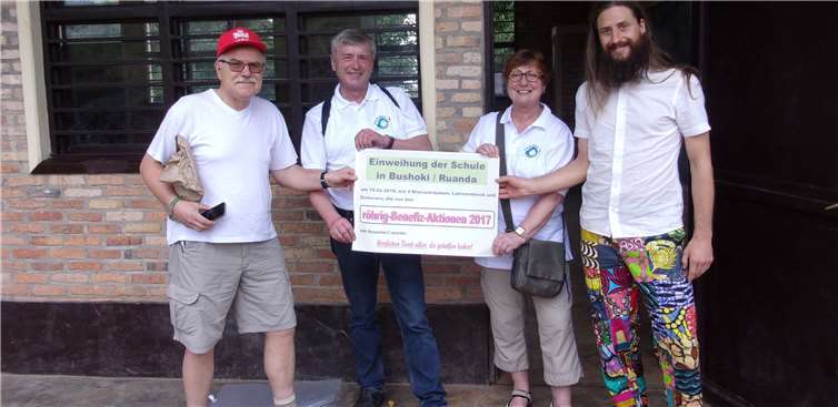 Zusammen mit Freunden aus Eifel, Moselraum und Hunsrück weihte man in Bushoki eine École Primaire unter anderem mit Geldern aus röhrig-Spenden ein. Eine Erinnerungstafel halten Annegret und Hans Peter Röhrig in Händen.