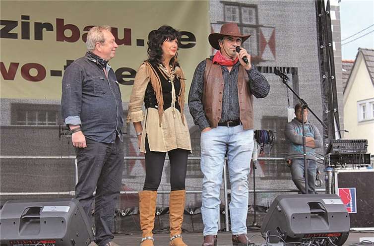 Zusammen mit Georg Danter und Petra Borchers stellte Nezir Gjocai das „Country Woodstock-Festival II“ vor.
