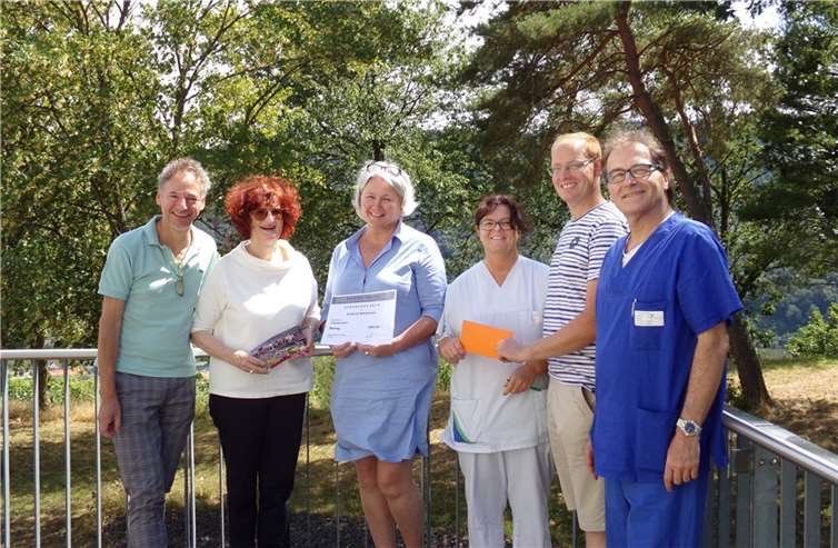 Zusammen mit Hotelbetreiberin Marie-Luise Meyer-Schenk und Winzer Markus Thiesen überreichte Herbert Budweg die aktuelle Geldspende im Beisein des ärztlichen Direktors Harald Levy an die Chefärztin der Palliativstation Dr. Katrina Elina Clemens und Stationsleiterin Anne Becking. Foto: privat