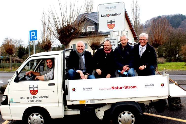 Zusammen mit Jens Nehl und Lucas Birnhäupl von der Bad Honnef AG eroberten Gerhard Hausen und Wolfgang Plöger die Ladefläche des E-Fahrzeugs, während Bauhofleiter Robert Anayourt am Steuer Platz genommen hatte. DL