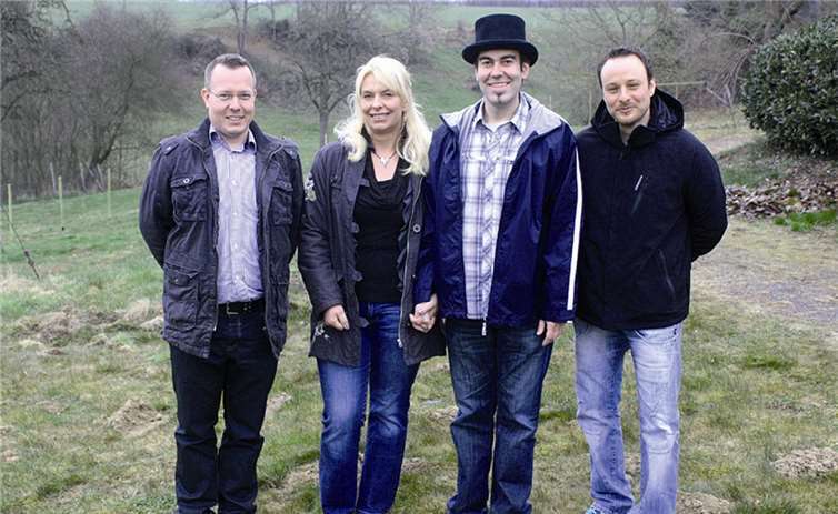 Zusammen mit Kassierer Sascha Alfter präsentierte der stellvertretende Vorsitzende des Bürgervereins Martin Rings das erste Ohlenberger Bürgerkönigspaar, Markus Schäfer und Diane Schütz.  DL