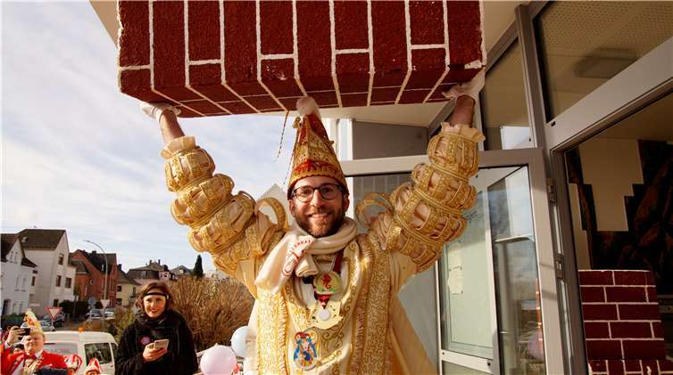 Zusammen mit Kinderprinz Felix I. stürmte Basti I. das Rathaus und durchbrach nach alter Sitte die Mauer.