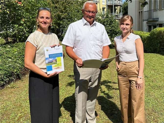 Zusammen mit Klimaschutzmanagerin Janine Sieben (links) und Klimawandelanpassungsmanagerin Angelina Zahn macht Landrat Achim Hallerbach auf die Broschüre „BauherrenInfo“ der Stabsstelle Energie, Klima und Umwelt der Kreisverwaltung Neuwied aufmerksam.Foto: Thomas Herschbach