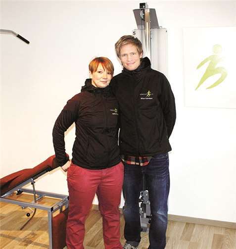 Zusammen mit Leonie Charlier präsentierte der Physiotherapeut einige Geräte, mit denen seine „Körper-Fit“-Praxis ausgestattet ist. DL