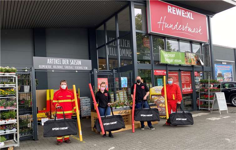 Zusammen mit Marktleiter Patrick Gartzke (2.v.r.) und der Auszubildenden Jana Sommer (2.v.l.) freuen sich der 1. Vorsitzende Tim Herrmann (r.) und DLRG Pressesprecher Maximilian Esch (l.) über die Prämien der „Scheine für Vereine“ Aktion.Foto: privat