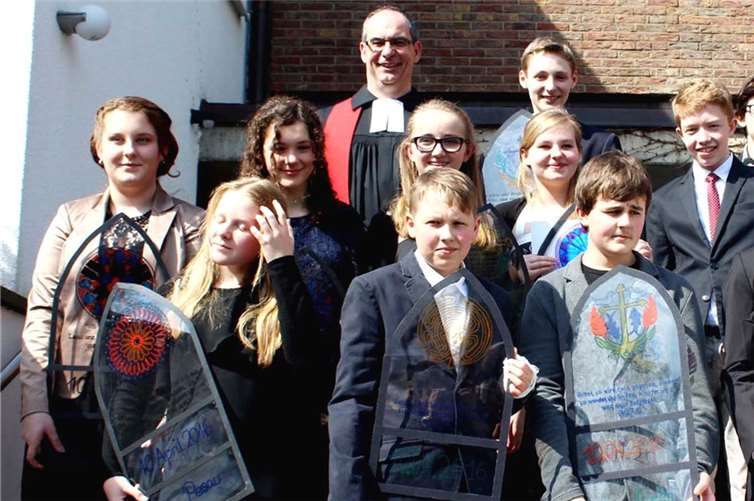 Zusammen mit Michael Buch präsentierten die Konfirmierten ihre Kirchenfenster.DL