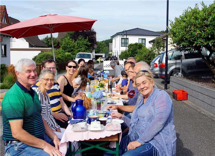 Zusammen mit Nachbarn und Freunden den Sonntag genießen.