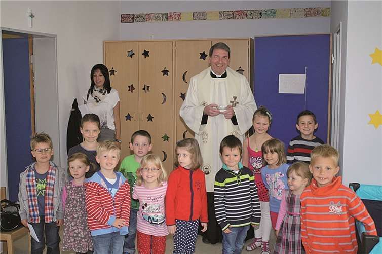 Zusammen mit Pastor Markus Arndt gingen die Kinder durch die neuen Räumlichkeiten, um bei der Einsegnung ganz vorne mit dabei zu sein.