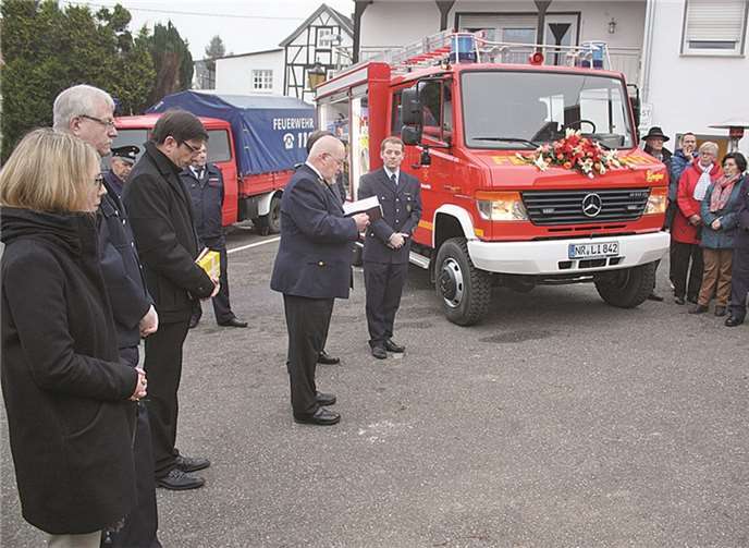 Zusammen mit Pfarrer Christoph Schwaegermann segnete Diakon Eberhard Roevenstrunk das neue Feuerwehrfahrzeug ein.