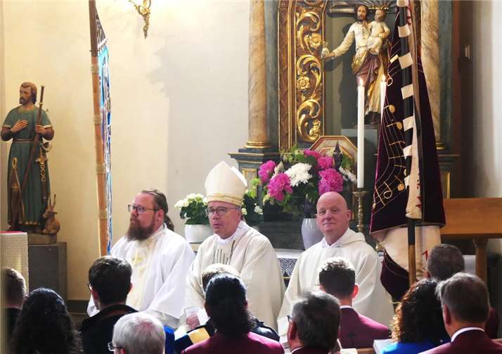Eifelort Brohl feiert seine 1100-jährige Geschichte Zusammen mit Pfarrer Michael Wilhelm und Diakon Michael Przesang zelebrierte der kirchliche Würdenträger ein Festhochamt.