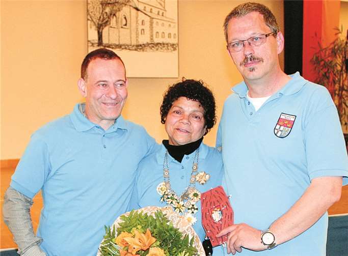 Zusammen mit Prinzregent Jürgen Oguz präsentierte der Vereinsvorsitzende Martin Schäfer eine immer noch fassungslose Königin.DL