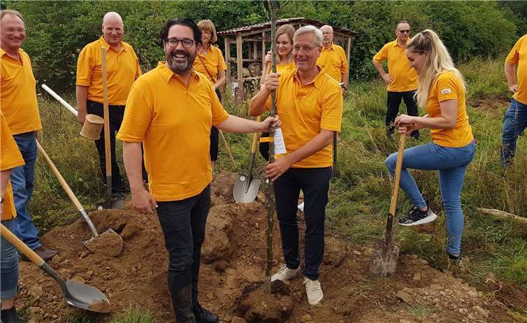 Zusammen mit Rheinbachs Bundestagsabgeordneten Dr. Norbert Röttgen wurde eine Obstbaumallee an der großen Blühwiese hinter der Stadthalle (Realschule) gestartet. Foto: CDU Rheinbach