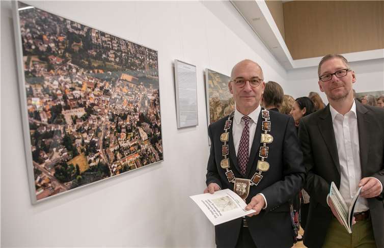 Zusammen mit Stadtarchivar Dr. Andreas Jüngling (rechts) eröffnete Bürgermeister Bert Spilles die Ausstellung zum Thema: „Meckenheim. Bilder einer wachsenden Stadt.“Foto: JOST