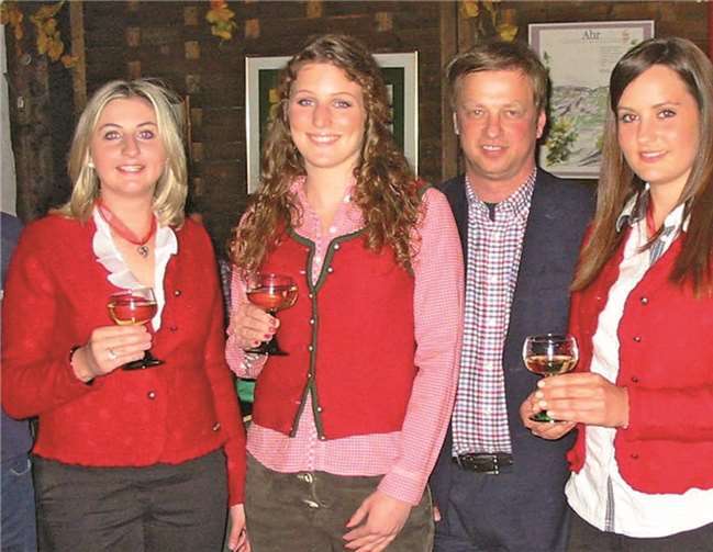 Zusammen mit Thomas Herschbach hatte Nora I. mit ihren Weinprinzessinnen Christine (l.) und Mona (r.) zur Vorstellung der Winzerfestprogramms eingeladen. DL