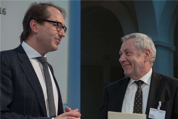 Zusammen mit Verkehrsminister Alexander Dobrindt freut sich Landrat Manfred Schnur, dass der Breitbandausbau auch in den entlegenen Regionen des Kreise weitergehen kann. Bundesministerium für Verkehr und digitale Infrastruktur.