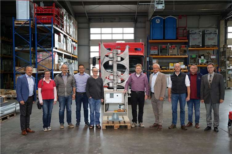 Zusammen mit Vertretern aus Kommunalpolitik und Kreisverwaltung ließen sich Landrat Achim Hallerbach und der staatliche Beamte Martin Jung von BKI Holger Kurz das neue Sirenenwarnsystem erläutern.  Foto: Martin Boden/Kreisverwaltung Neuwied.