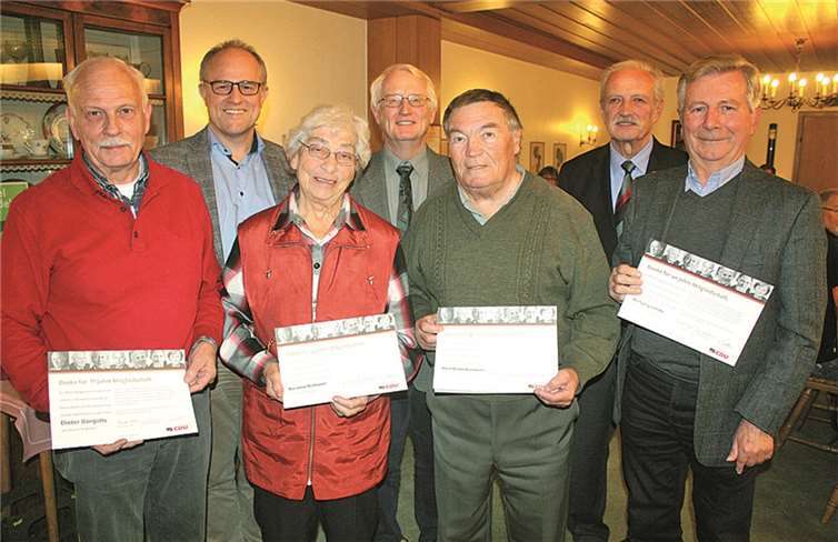 Zusammen mit Werner Zimmermann gratulierten die Vorsitzenden des CDU-Stadtverbands und des Gemeindeverbandes den langjährigen Mitgliedern. DL