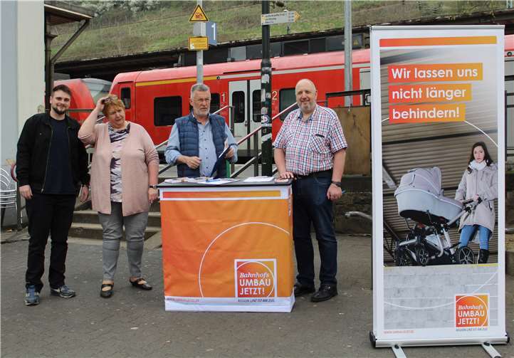 Zusammen mit Wolfgang Walter sammelten Maximilian Rodenwald sowie Waltraud und Josef Schmaus Unterschriften für den zeitnahen barrierefreien Umbau des Linzer Bahnhofs. DL
