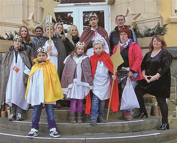 Zusammen mit anderen Sternsingern aus der Pfarrgemeinde Herz-Jesu brachten die fünf „Könige“ und eine „Königin“ aus dem Jugendhilfezentrum Bernardshof den Segen in die Mayener Häuser. privat