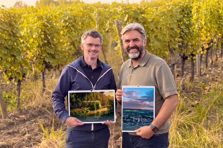 Zusammen mit dem Ahrtal-Tourismus präsentieren Kai Schneiders (l.) und Dominik Ketz die neuen Ahrtal-Wandkalender „Lieblingsmomente 2027“.