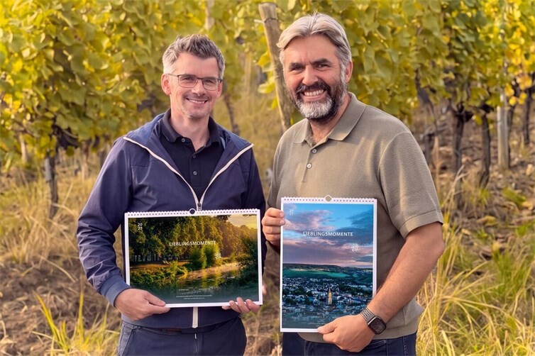 Zusammen mit dem Ahrtal-Tourismus präsentieren Kai Schneiders (l.) und Dominik Ketz die neuen Ahrtal-Wandkalender „Lieblingsmomente 2027“.