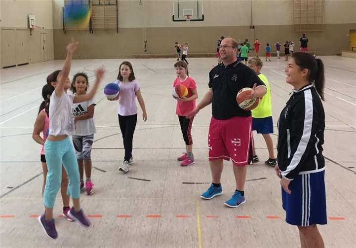 Zusammen mit dem Chef-Coach wurde für das Abschlussspiel geübt. Privat
