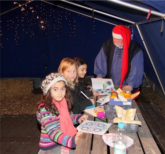 Zusammen mit dem Elfen Binibö bastelten die Kinder in der Weihnachtswerkstatt.STEIN