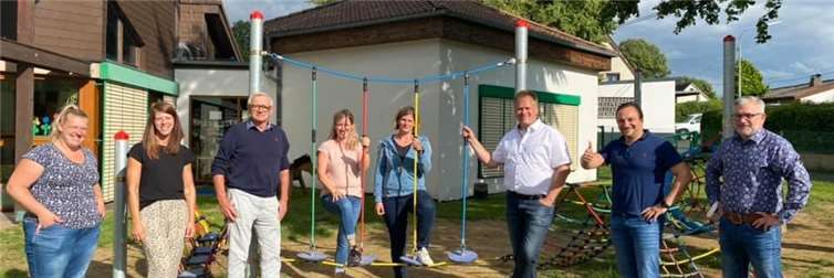 Zusammen mit dem Elternbeirat des Kindergartens, der Kita-Leitung Frau Steuder, dem Verantwortlichen der Pfarrei St. Anna Herrn Schmitz und der Ortsgemeinde wurde diese neue Spiellandschaft angeschafft und fördert nun langfristig die koordinativen und sportmotorischen Fähigkeiten der Kindergartenkinder.Foto: privat