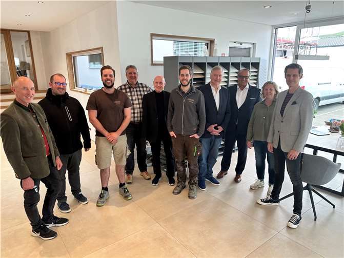 Zusammen mit dem Hauptgeschäftsführer der Handwerkskammer Koblenz (3. von rechts) besuchten die Fraktionsvorsitzenden der FDP Ulrich van Bebber (6. von rechts) und Rolf Deißler (4. von rechts) den Schreinereibetrieb von Thomas Nelles (7. von rechts). Foto: Rolf Deißler