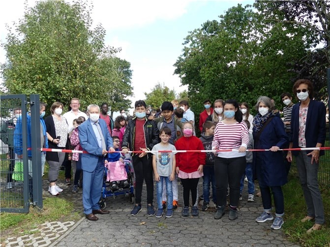 Zusammen mit dem Kreischef durften die Kinder der Förderschule das Eröffnungsband zum Spielplatz durchschneiden.Fotos: TE