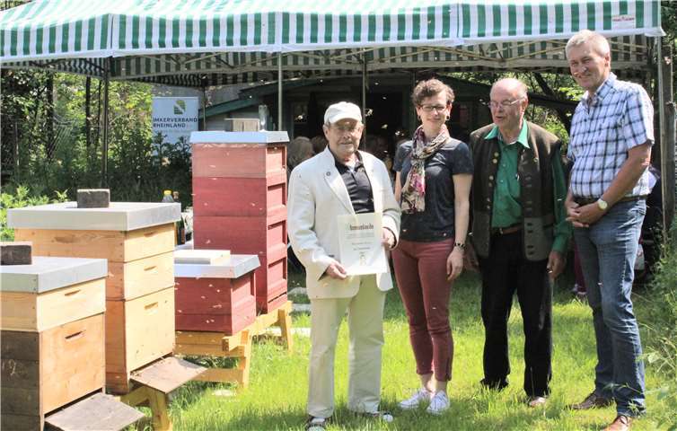 Zusammen mit dem Kreisvorsitzenden Uwe Hüngsberg überreichten Marina Radcke und Heinrich Richarz dem neuen Ehrenvorsitzenden Wilhelm Brenner die Ernennungs-Urkunde. DL